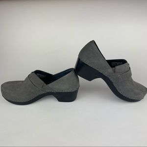 DANSKO UPPER LEATHER& SEUDE GREY CLOGS. NWO TAGS. Ships in DANSKO box see below